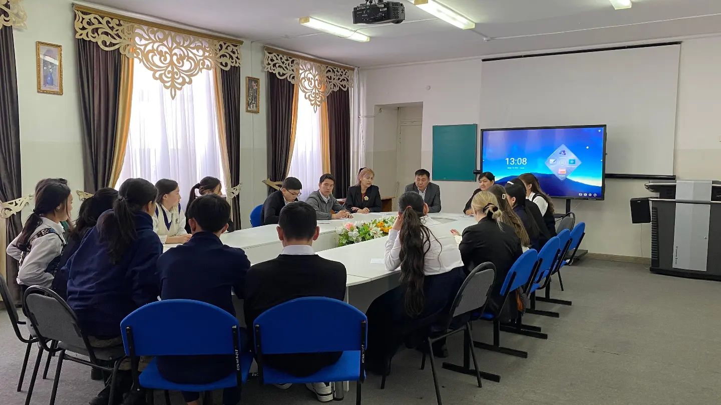Психологиялық және құқықтық айлықтар аясында белсенді оқушылар, тәлімгерлер жиналысы өткізілді