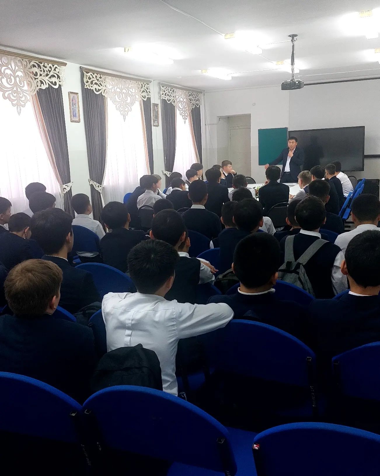 Құқықтық айлық аясында ДТЖО Б. Марасилов 5-7 сыныптардың ұлдарымен "Құқықбұзушылықтың алдын алу" тақырыбында дөңгелек үстел өткізді.
