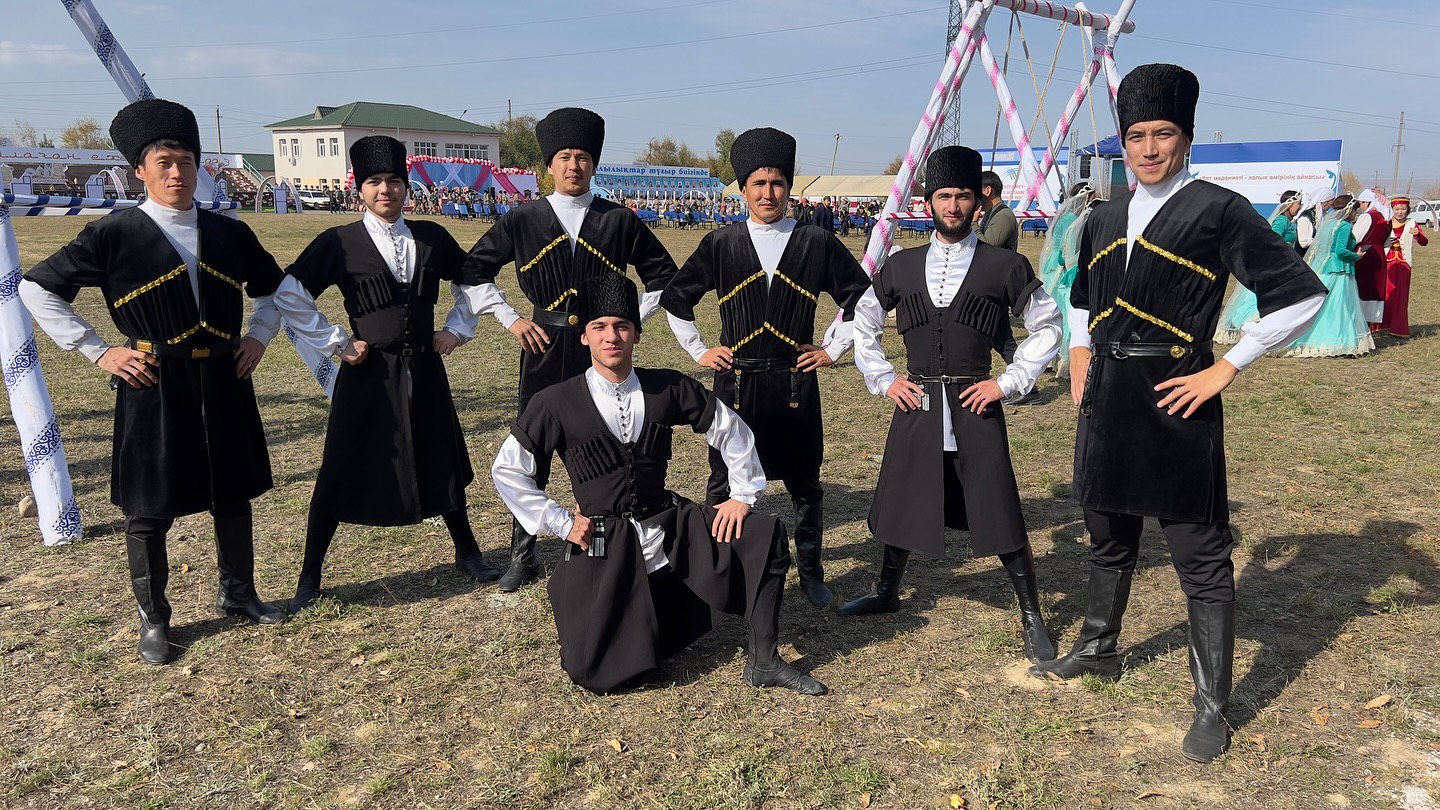 “Жамбыл облысының 85 жылдық мерейтойына арналған «Мәдениет – асыл қазынам!» шарасында мектебіміздің атынан Славян және Чечен орталықтары көрме ұйымдастырып, өнерлерін көрсетті. Бұл көрмеде әртүрлі мәдениеттердің байлығын насихаттай отырып,