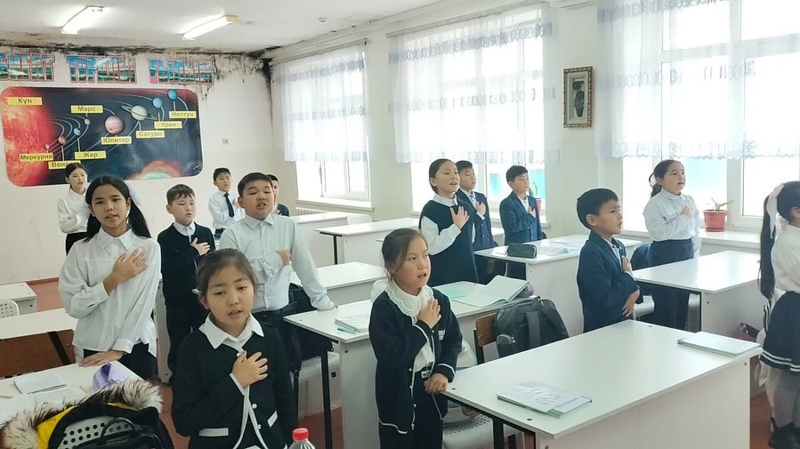 🇰🇿 Әнұранмен басталған жаңа апта! 🇰🇿  Бір тұтас тәрбие бағдарламасы аясында мектебімізде әр аптаның дүйсенбі күні сабақты Әнұранмен бастау дәстүрге айналды. Бұл іс-шара оқушылардың бойында отансүйгіштік сезімді қалыптастырып, рәміздерімізге деген