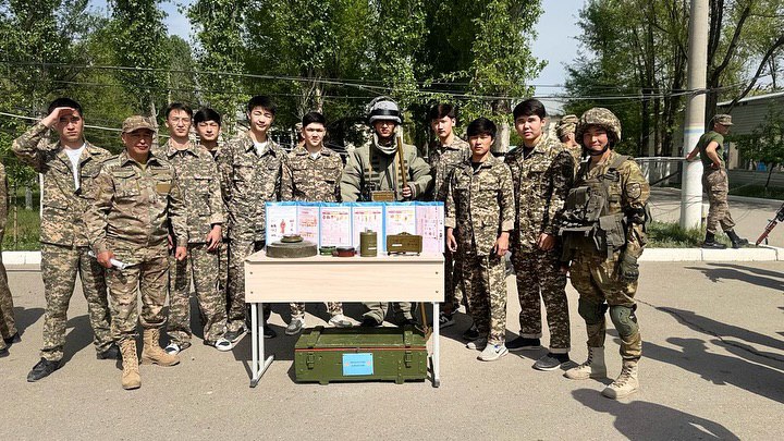Ашық есік күні – әскери өмірге бір қадам! 2024-2025 оқу жылына арналған облыстық іс-шаралар жоспарына сәйкес, 29 сәуір күні мектебіміздің оқушылары №91678 әскери бөлімінде өткен “Ашық есік күні” шарасына қатысты.
